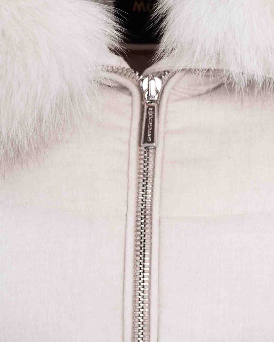 shop MOORER  Piumino: Moorer piumino "Dorado".
Collo alto.
Maniche lunghe.
Collo con pelliccia.
Chiusura con zip con doppio cursore.
Tasche a filo con zip.
Composizione: 90% Lana 10% Cashmere.
Composizione pelliccia: 100% Volpe.
Fabbricato in Italia.. DORADO 300004-U0215 number 7254246